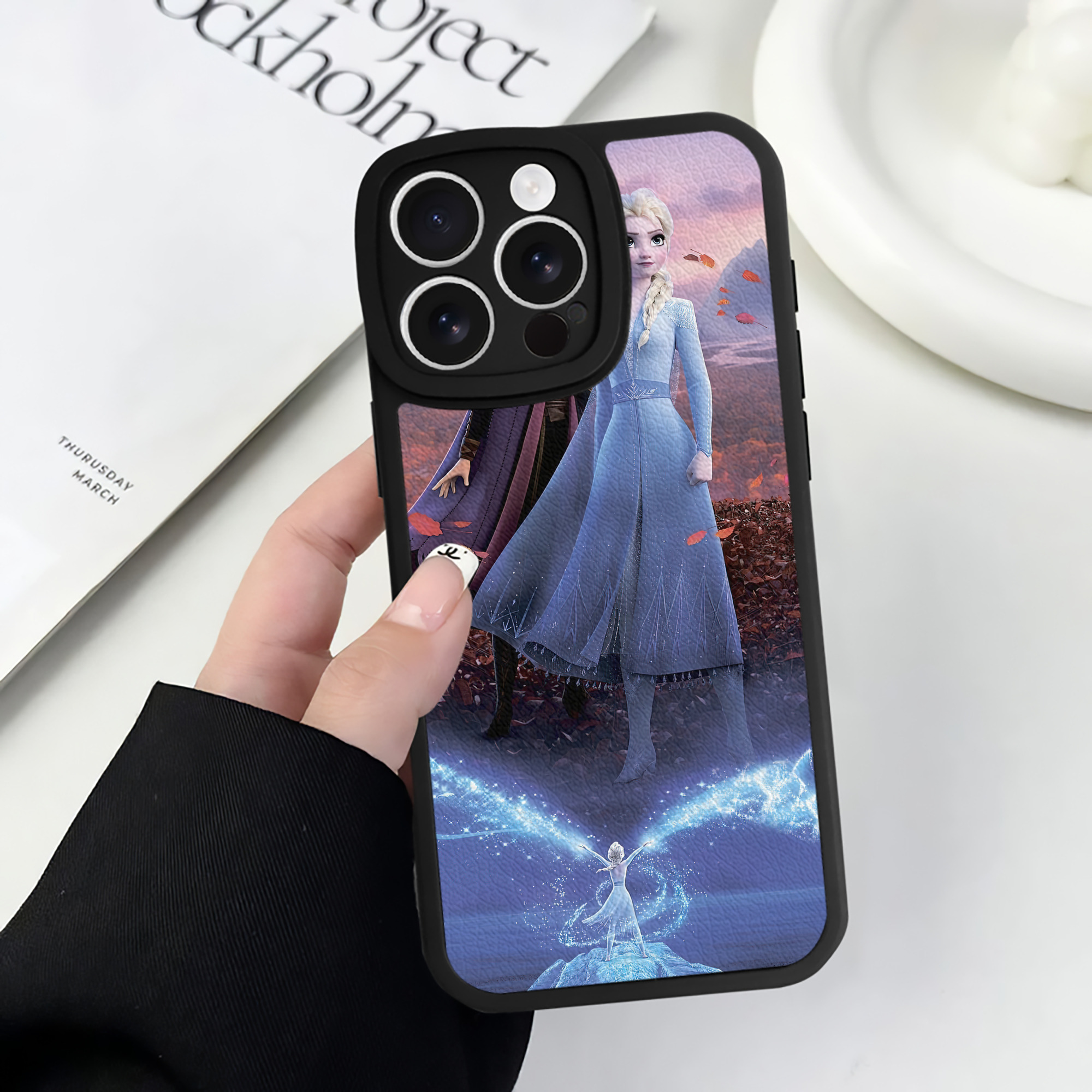 （画像用） アナと雪の女王 アンナ エルサ Frozen Anna Elsa 【iPhone 16シリーズ対応】シリコンスマホケース（レザー調） 材質：シリコン